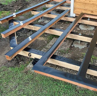 Isoleret anneks: Strøer til isoleret anneks med terrasse fastgøres enkeltvis Isoleret anneks: Strøer til isoleret anneks med terrasse fastgøres enkeltvis, hvor den bærende konstruktion skråner